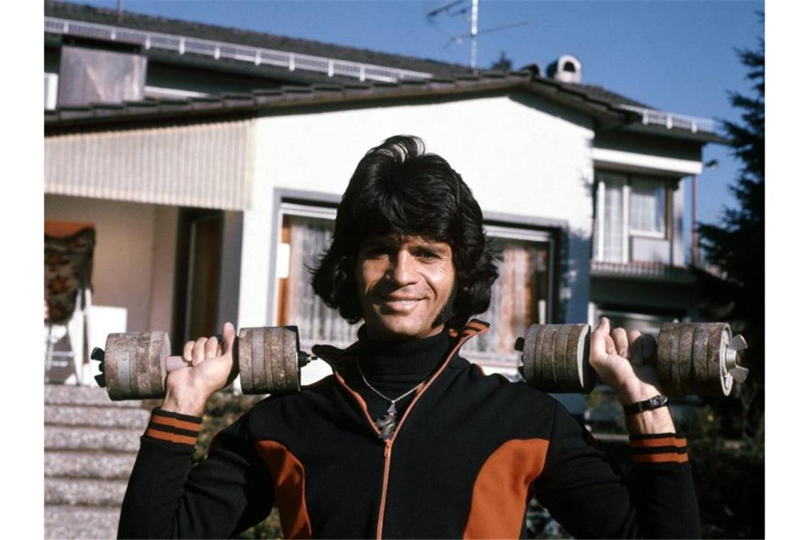 Schlagerstar und Dschungelkönig: Costa Cordalis ist tot Costa Cordalis 1976 vor seinem Haus in Kniebis bei Freudenstadt. Foto: Istvan Bajzat