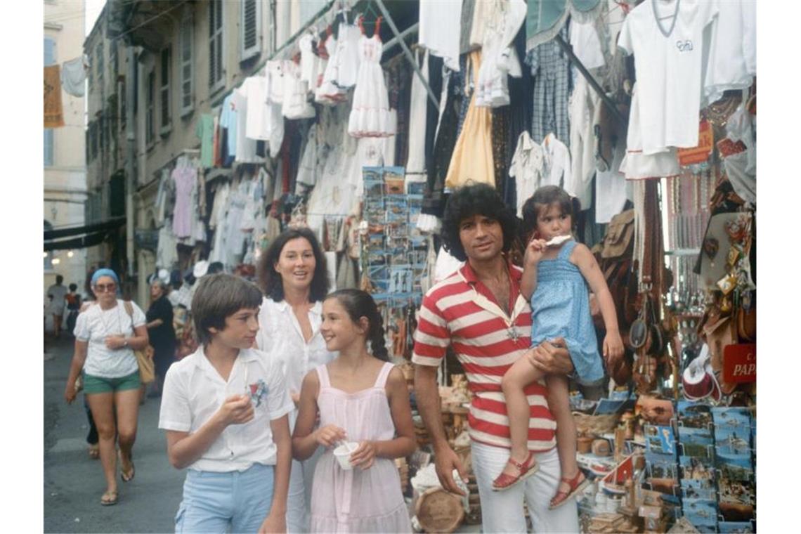 Costa Cordalis macht 1979 Urlaub mit seiner Familie auf der griechischen Insel Korfu. Foto: Istvan Bajzat
