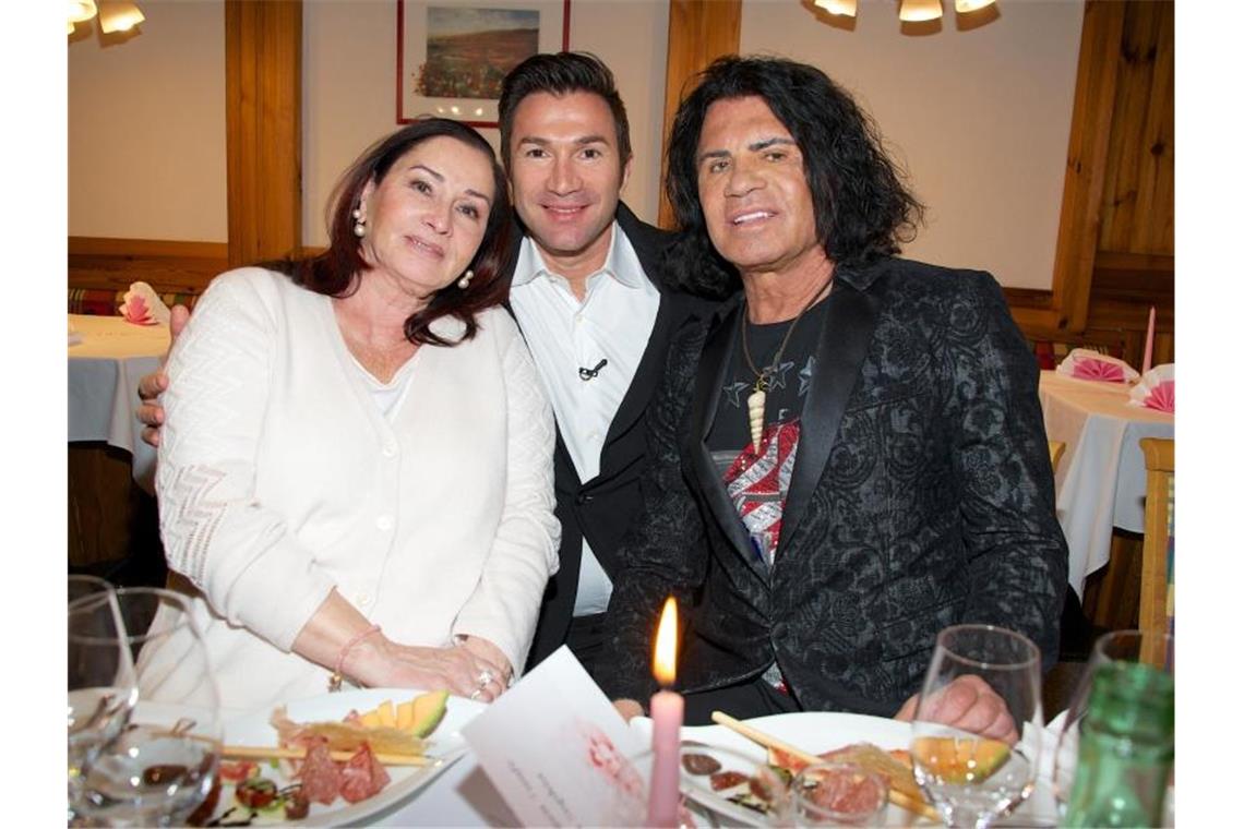 Schlagerstar und Dschungelkönig: Costa Cordalis ist tot Costa Cordalis mit seiner Frau Ingrid und Sohn Lucas. Foto: Ursula Düren