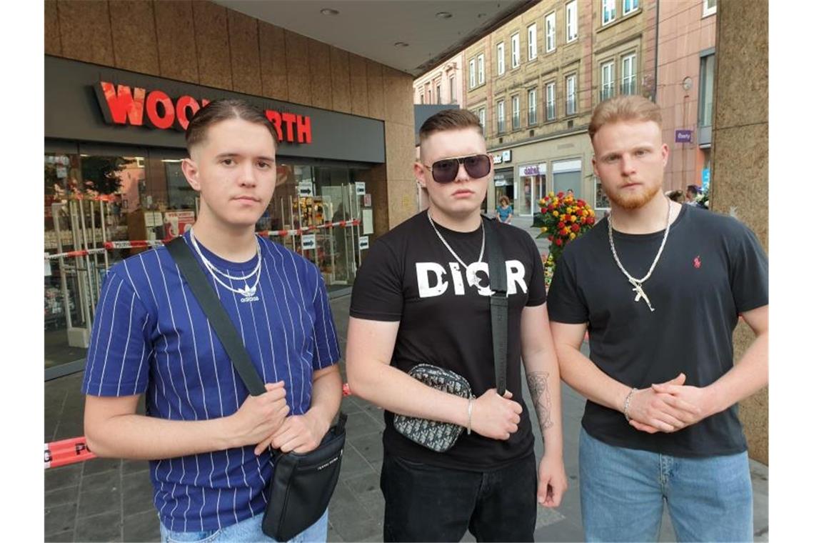 Couragierter Einsatz: Die drei Freunde Dietrich Winter (l-r), Mikhael Ivlev und Elvis Dick vor dem Kaufhaus in Würzburg. Foto: Carolin Gißibl/dpa