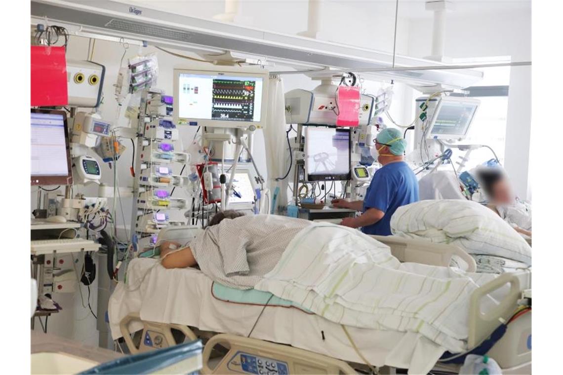 Lauterbach stimmt auf schwere Zeit ein Covid-19-Intensivstation in einer Klinik in Gera. Foto: Bodo Schackow/dpa-Zentralbild/dpa