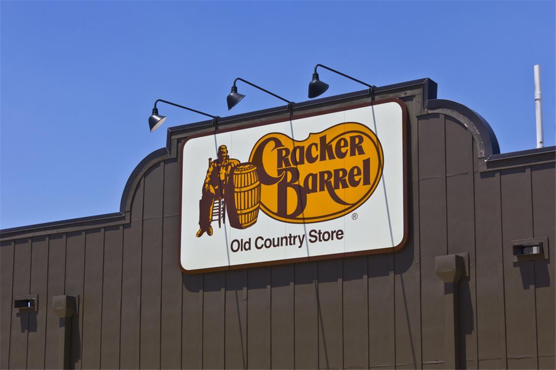 Cracker Barrel nimmt neues Logo nach Kritik zurück Cracker Barrel: Das alte Logo mit Mann am Fass bleibt nun doch.
