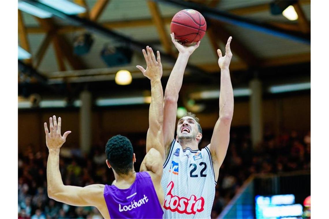 Crailsheims Basketballer verlängern mit Center Kovacevic Crailsheims Dejan Kovacevic (r) setzt sich gegen Dominic Lockhart durch. Foto: Uwe Anspach/dpa/Archivbild