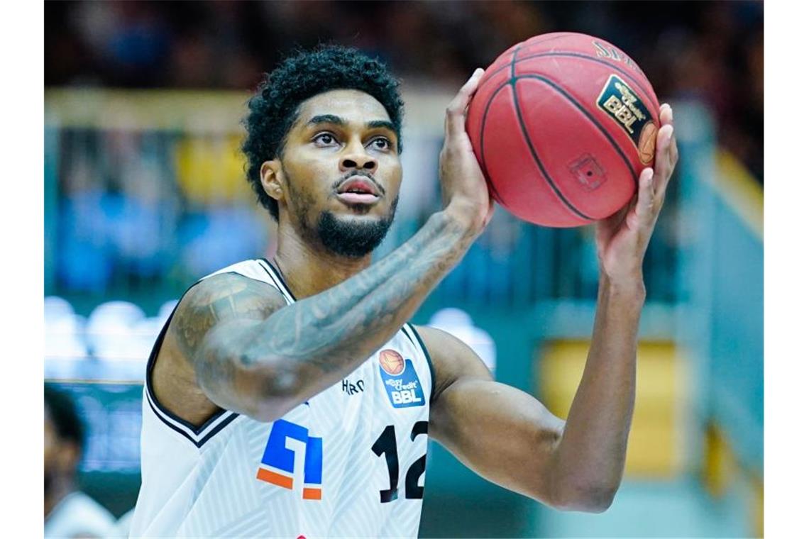 Crailsheim-Basketballer trennen sich von US-Profi Ford Crailsheims Quincy Ford wirft den Ball. Foto: Uwe Anspach/dpa/Archivbild