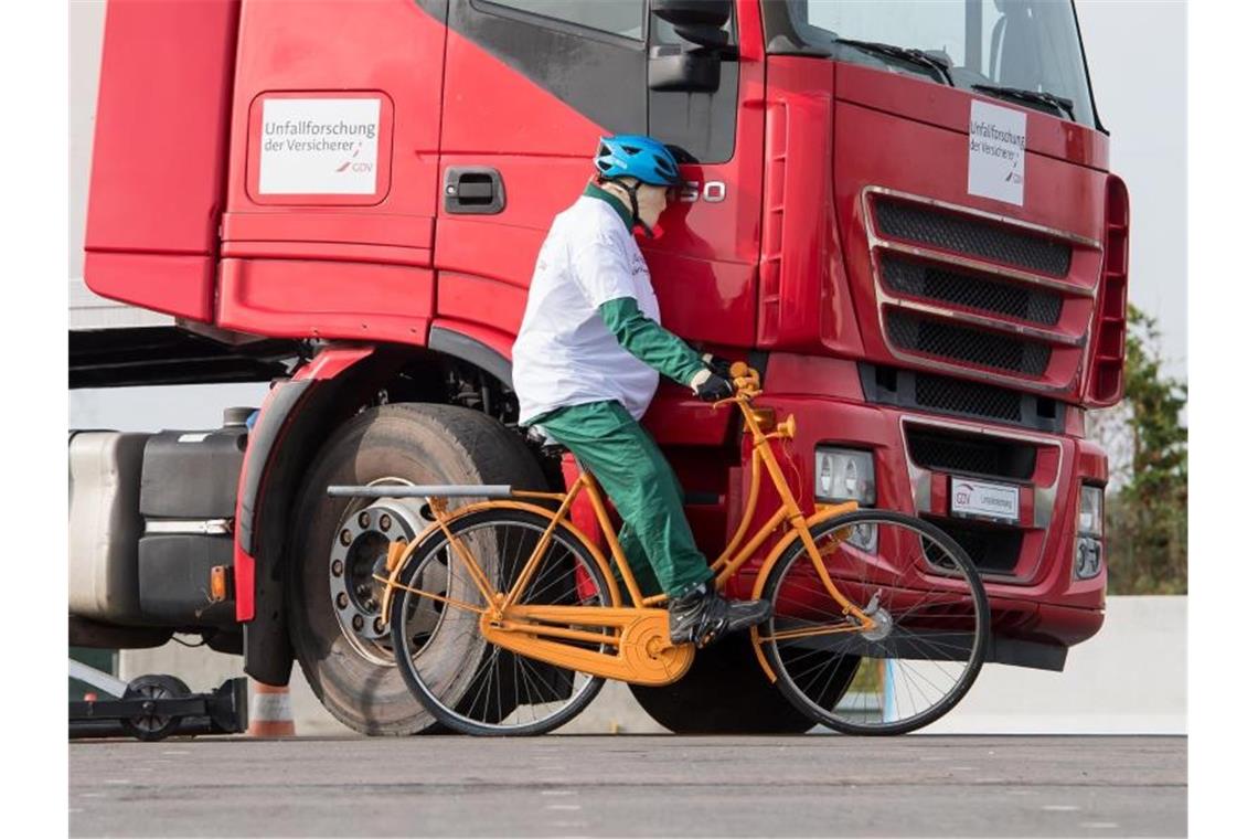 Crash-Test mit Radfahrer-Dummy: Unfälle mit schweren Lkw haben oft dramatische Folgen. Foto: Guido Kirchner