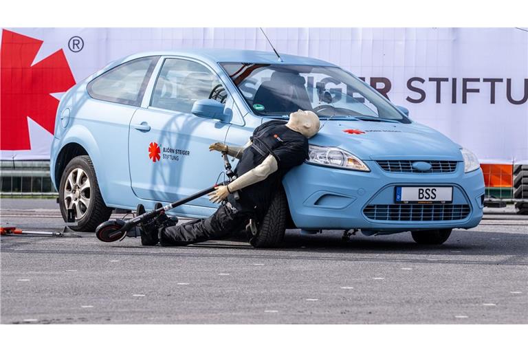 Crashtest mit einem E-Scooter: Ein abbiegendes Auto erfasst den Dummy - der prallt hart auf den Wagen.