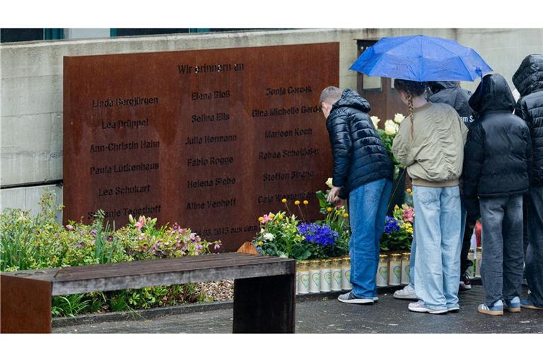 Cremefarbene Rosen für die Verstorbenen: Schüler in Haltern erinnern an die Opfer des Germanwings-Absturzes vor zehn Jahren.