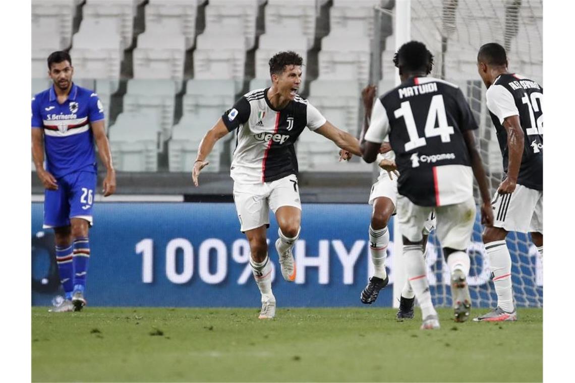 Zum neunten Mal in Folge: Juventus Turin Meister in Italien Cristiano Ronaldo (2.v.l) von Juventus jubelt über seinen Treffer zum 1:0. Foto: Antonio Calanni/AP/dpa