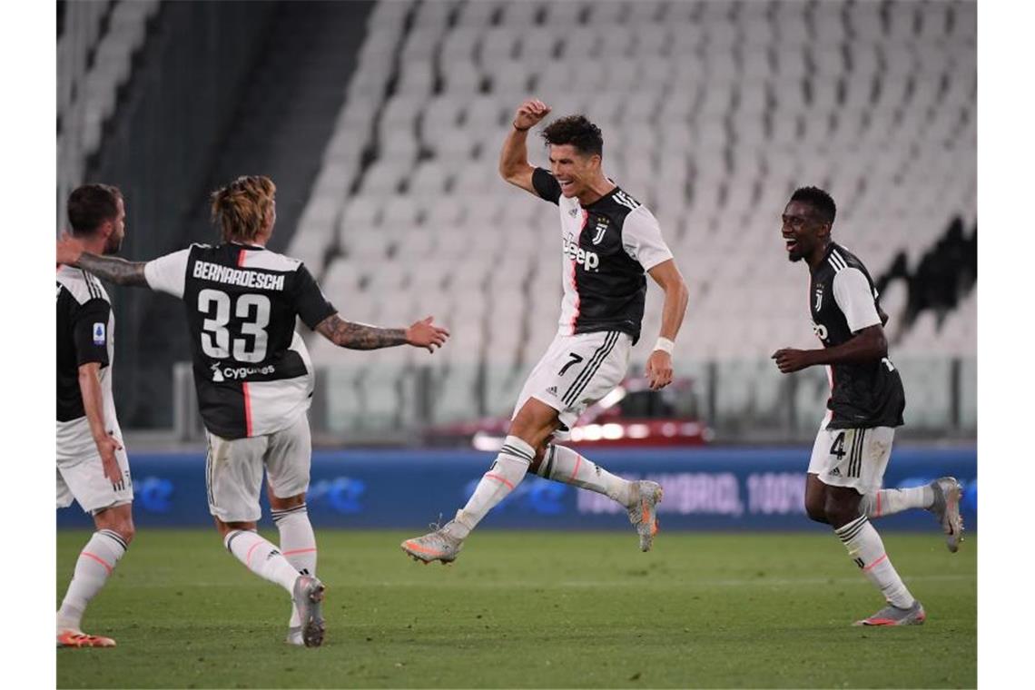 Cristiano Ronaldo (2.v.r) trifft gegen Genua zum 1:0. Foto: Federico Tardito/XinHua/dpa