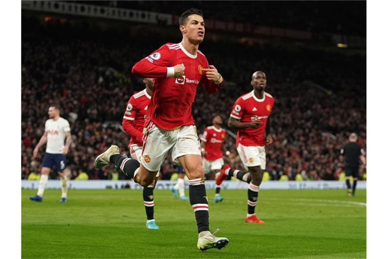 Cristiano Ronaldo hat mit 807 Toren den FIFA-Rekord für die meisten Tore der Fußballgeschichte geknackt. Foto: Martin Rickett/PA Wire/dpa