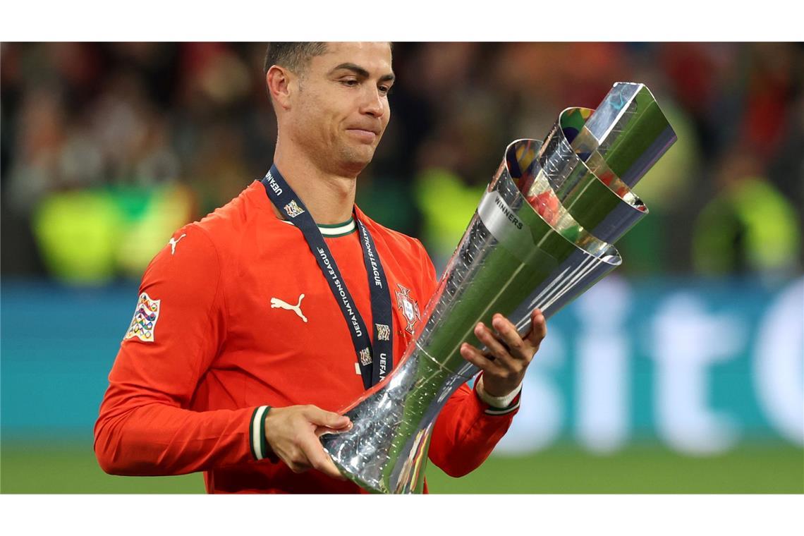 Titeljäger Ronaldo: Der alte Mann zeigt's wieder allen Cristiano Ronaldo holte seinen dritten Titel mit Portugals Nationalteam.