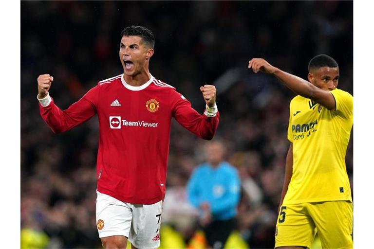 Cristiano Ronaldo (l) führte Manchester United zum Sieg gegen den FC Villarreal. Foto: Martin Rickett/PA Wire/dpa