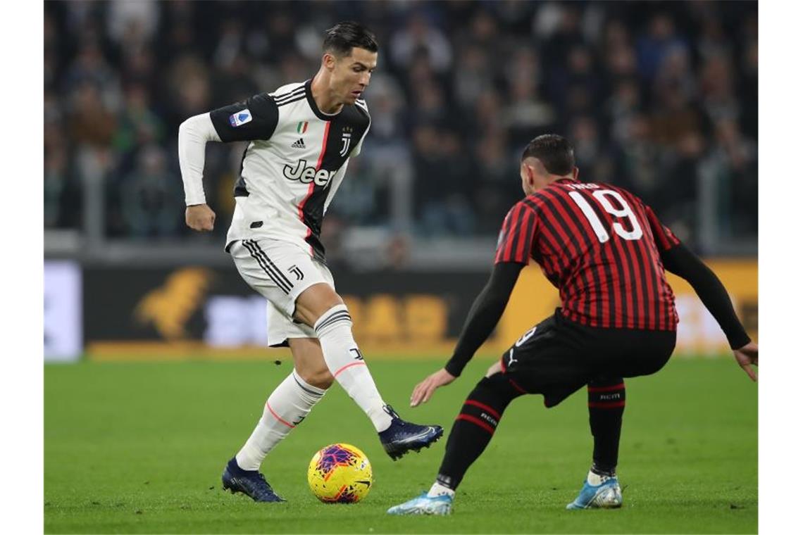 Cristiano Ronaldo (l) trifft im Pokal-Halbfinale mit Juve auf Theo Hernandez und de AC Mailand. Foto: Jonathan Moscrop/CSM via ZUMA Wire/dpa