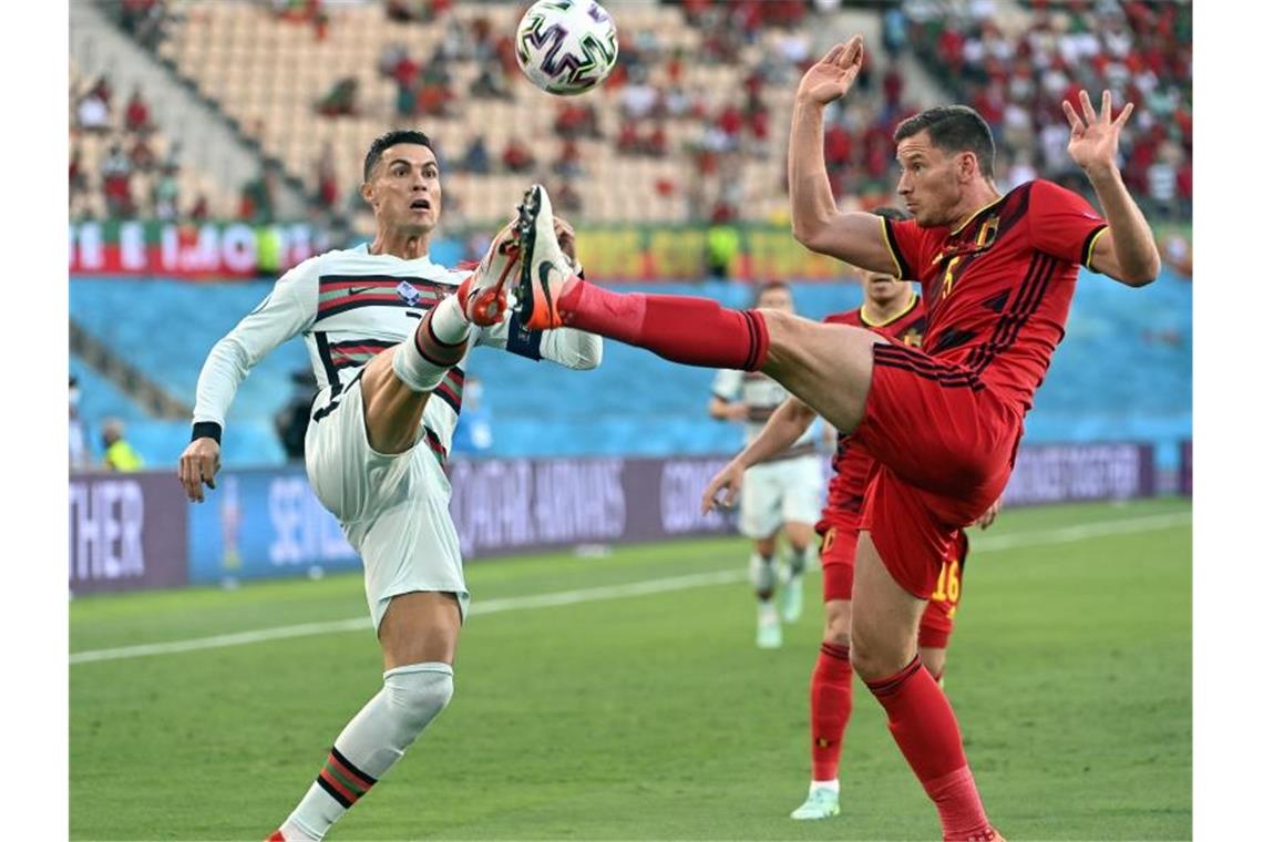 Portugal und Ronaldo draußen: Hazard lässt Belgien jubeln Cristiano Ronaldo (l) und der Belgier Jan Vertonghen gehen ohne Kompromisse zum Ball. Foto: Laurie Dieffembacq/BELGA/dpa