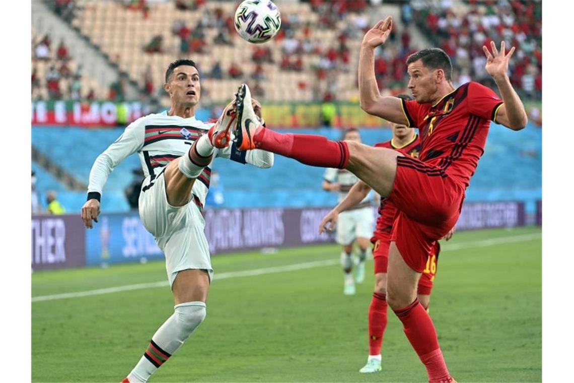 Cristiano Ronaldo (l) und der Belgier Jan Vertonghen gehen ohne Kompromisse zum Ball. Foto: Laurie Dieffembacq/BELGA/dpa