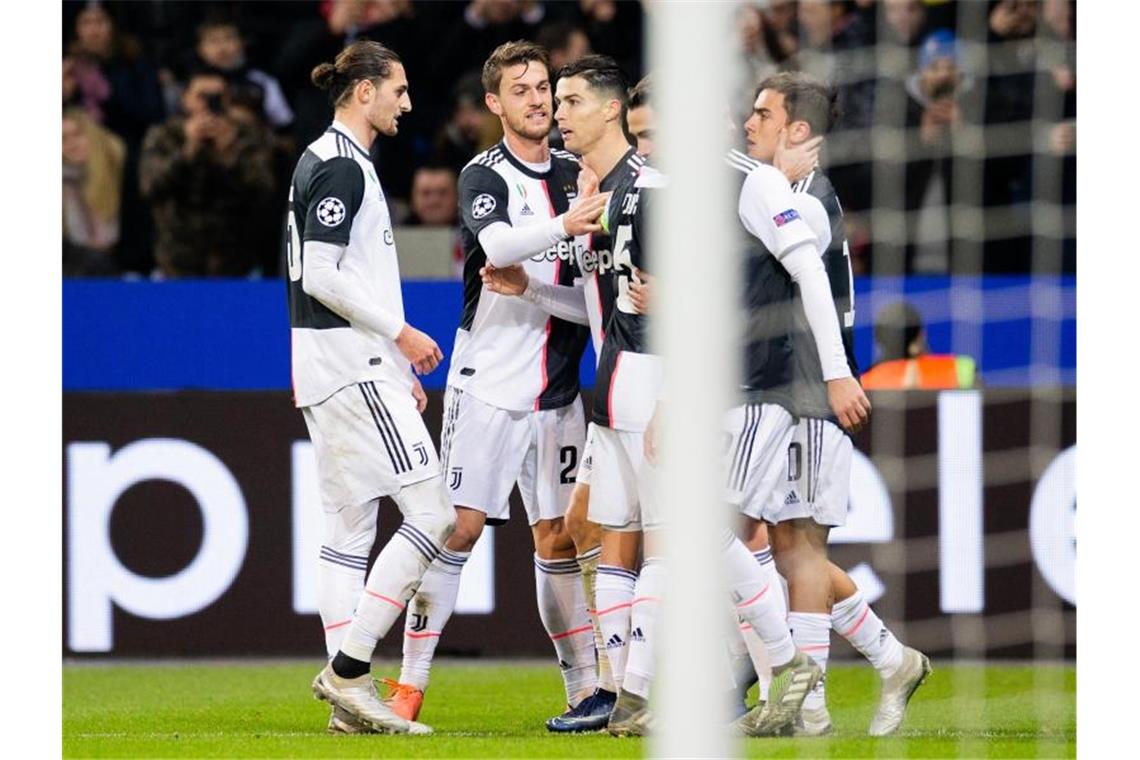 Cristiano Ronaldo (M) brachte mit seinem Tor zum 1:0 Juve in Leverkusen auf die Siegerstraße. Foto: Rolf Vennenbernd/dpa