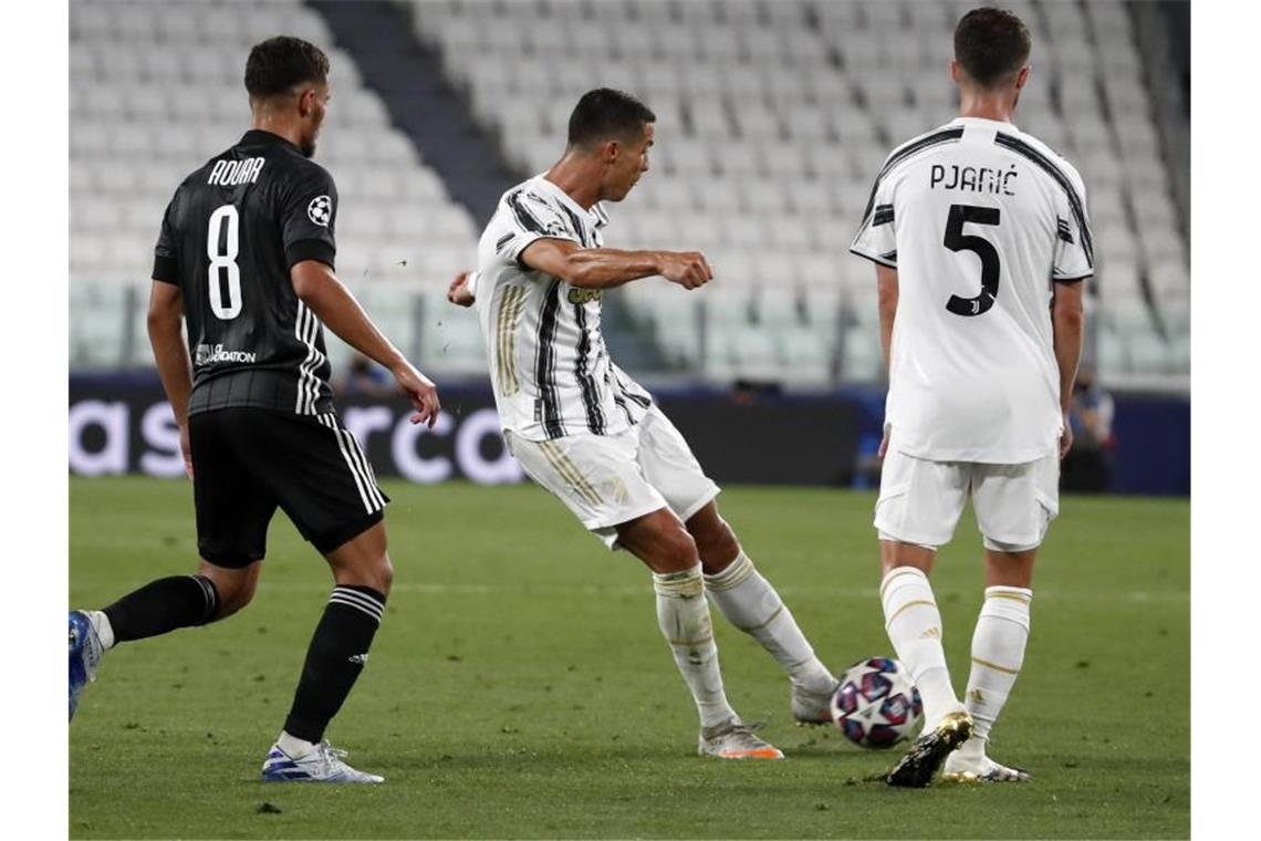 Manchester City und Lyon weiter - Real und Ronaldo raus Cristiano Ronaldo (M) erzielt das Tor zum 2:1 für Real Madrid gegen Olympique Lyon. Foto: Antonio Calanni/AP/dpa