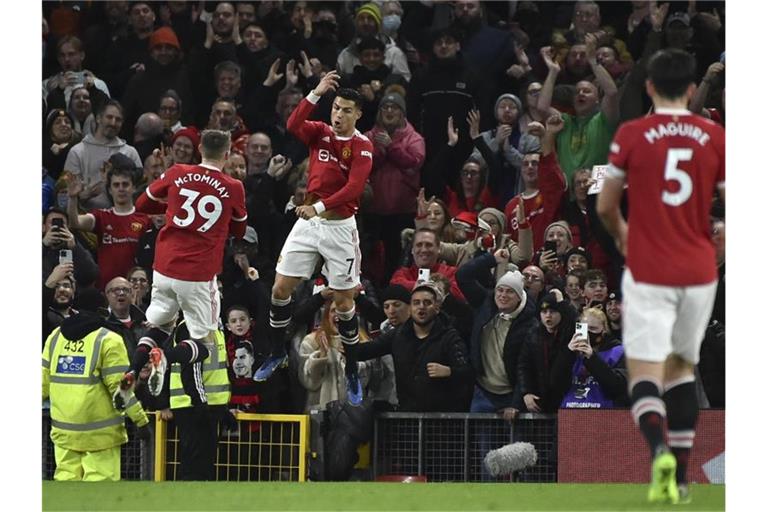 Cristiano Ronaldo (M) jubelt nach seinem Tor zum 3:0 für Manchester United. Foto: Rui Vieira/AP/dpa