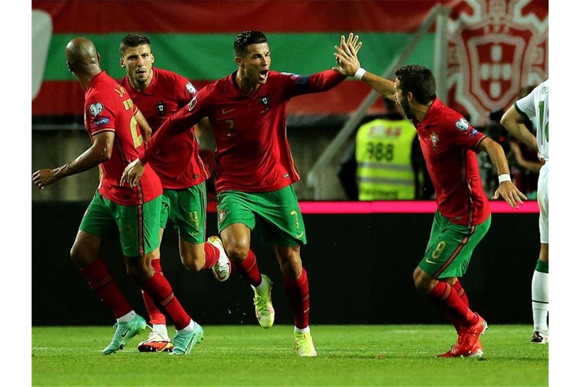 Historischer Portugal-Doppelpack für Cristiano Ronaldo Cristiano Ronaldo (M.) traf in der WM-Qualifikation für Portugal gegen Irland in der Schlussphase doppelt. Foto: Isabel Infantes/PA Wire/dpa