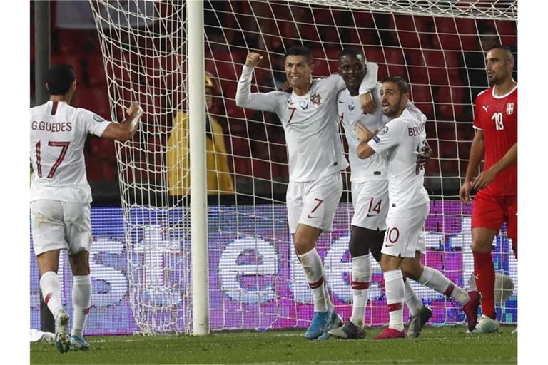 Cristiano Ronaldo (M.) und Co. gewannen in Serbien. Foto: Darko Vojinovic/AP