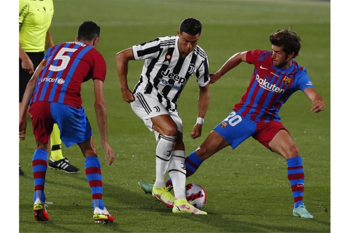 Juve-Trainer Allegri: Ronaldo bleibt Cristiano Ronaldo (M.) will laut seinem Trainer bei Juventus Turin bleiben. Foto: Joan Monfort/AP/dpa