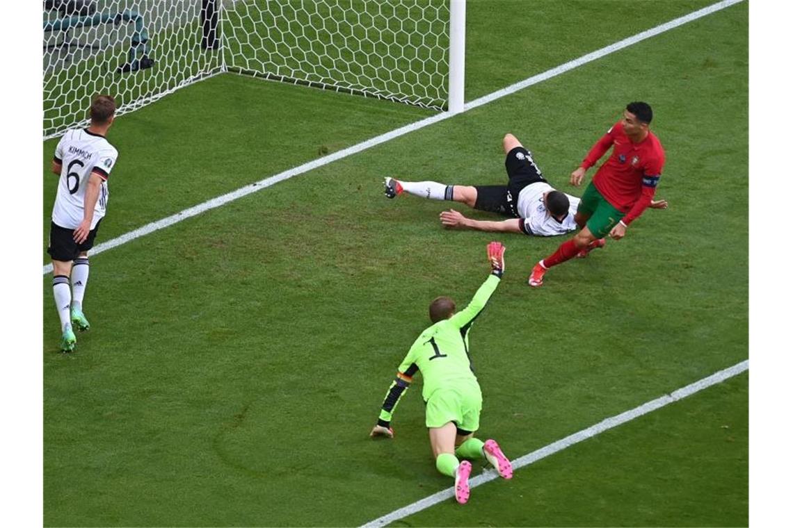 Cristiano Ronaldo (r) brachte Portugal in Führung. Foto: Federico Gambarini/dpa