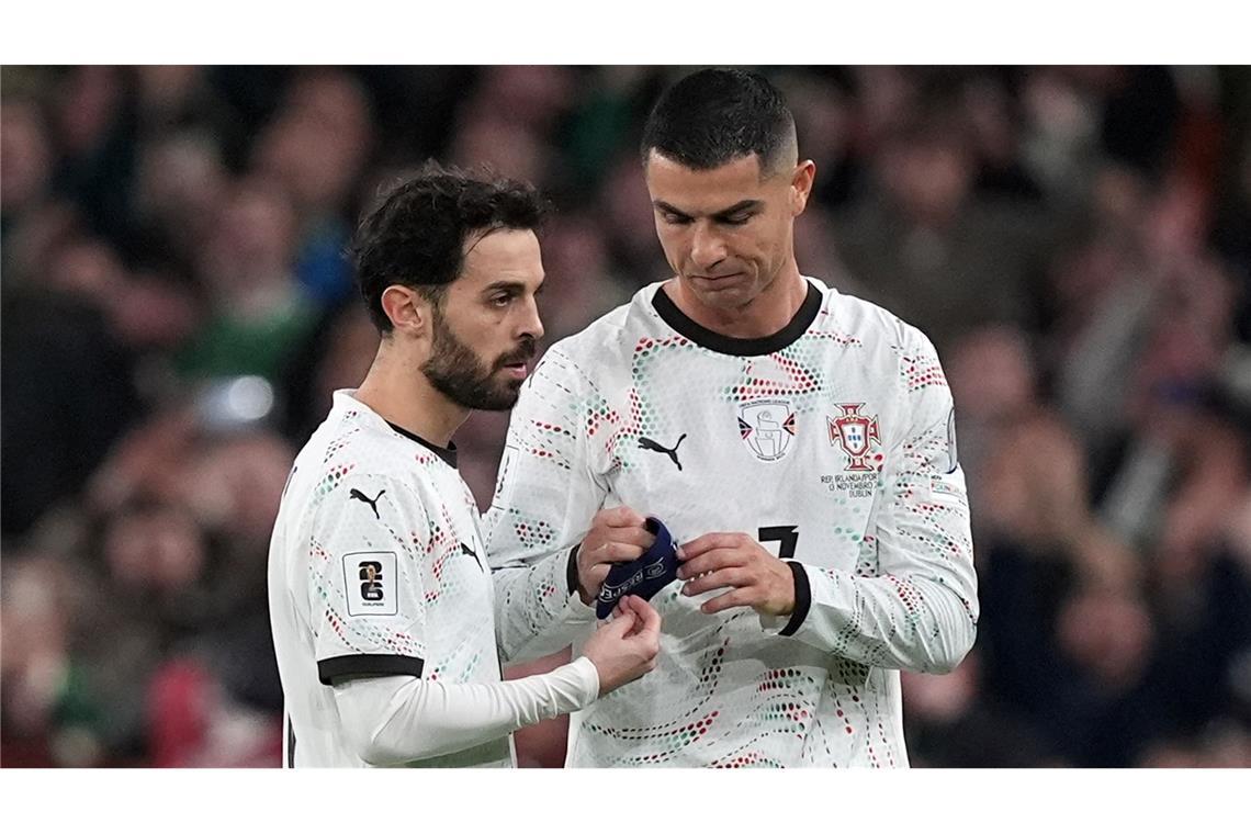 Cristiano Ronaldo (r) musste wegen seiner Roten Karte vom Platz - und die Kapitänsbinde abgeben.