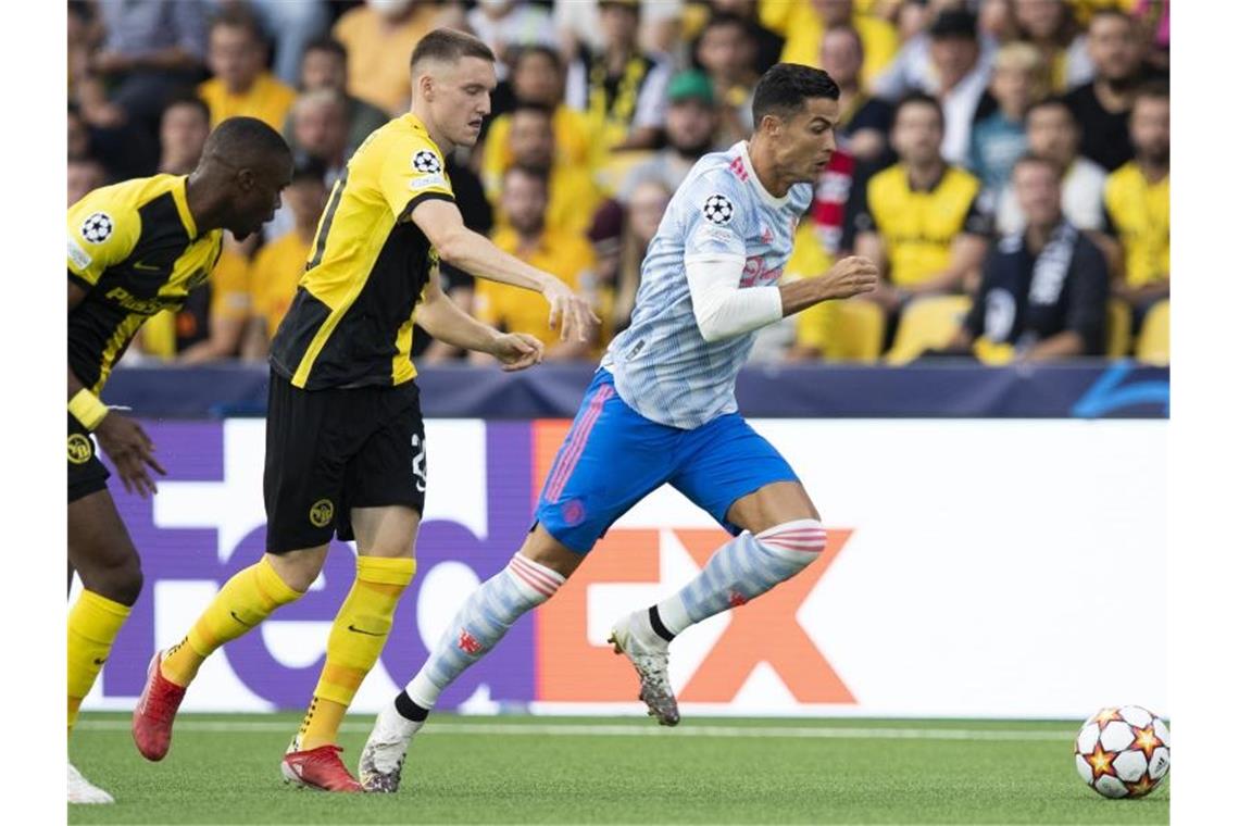 Manchester United verliert - Tuchel und Chelsea siegen Cristiano Ronaldo (r) verlor trotz eines eigenen Treffers mit Manchester United in Bern. Foto: Peter Klaunzer/KEYSTONE/dpa