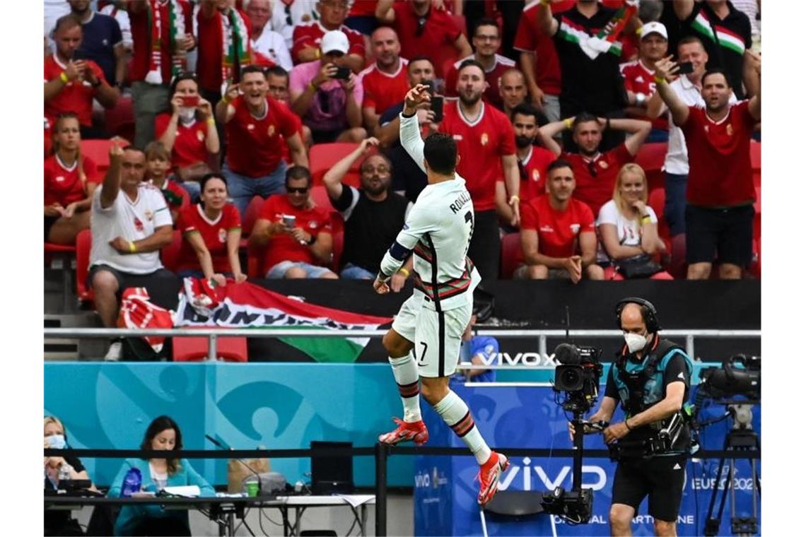 Portugal besiegt Ungarn mit einem „teuflischen Schlussakt“ Cristiano Ronaldo schnürte bei Portugals Auftaktsieg einen Doppelpack. Foto: Robert Michael/dpa-Zentralbild/dpa