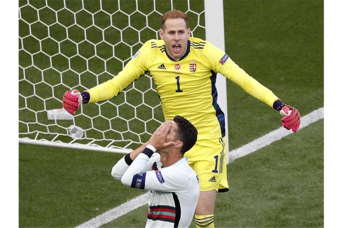 Cristiano Ronaldo (v.) ärgert sich nach einer vergebenen Großchance. Foto: /Laszlo Balogh/AP-Pool/dpa