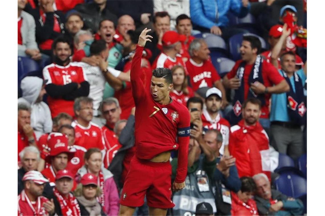 Cristiano Ronaldo wird nach seinem Dreierpack frenetisch in Portual gefeiert. Foto: Armando Franca/AP