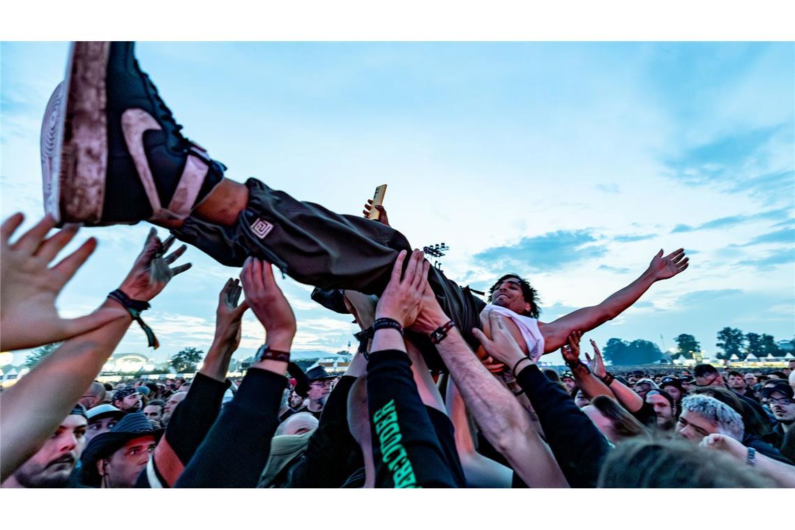 Wacken-Gründer: Nach 35 Jahren Heavy Metal nicht müde Crowdsurfing steht in Wacken auf der Tagesordnung. (Archivbild)