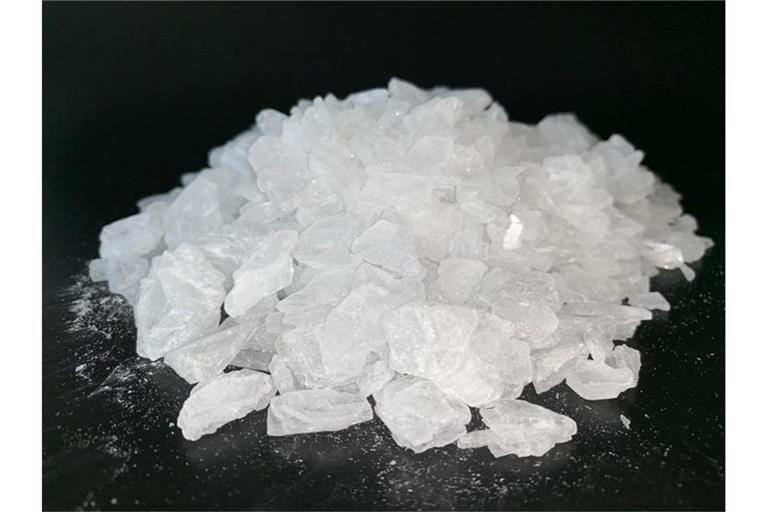 Crystal Meth liegt auf einer schwarzen Unterlage. In Malaysia hat die Küstenwache in einem Boot eine Rekordmenge von 2,12 Tonnen Crystal Meth beschlagnahmt. Foto: Zollfahndungsamt Essen/dpa