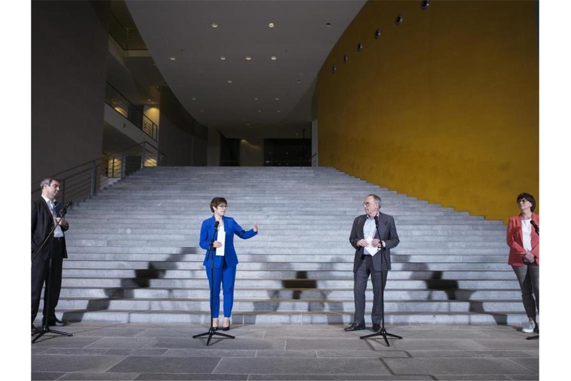 CSU-Chef Markus Söder (l-r), die CDU-Vorsitzende Annegret Kramp-Karrenbauer, sowie die Co-Vorsitzenden der SPD, Norbert Walter-Borjans und Saskia Esken, sprechen nach der Sitzung zu Journalisten. Foto: Markus Schreiber/AP POOL/dpa