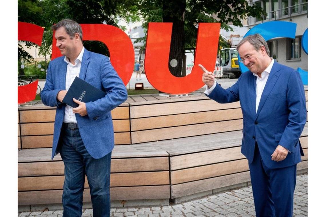 CSU-Chef Markus Söder (l) und CDU-Chef Armin Laschet demonstrieren Geschlossenheit. Foto: Kay Nietfeld/dpa