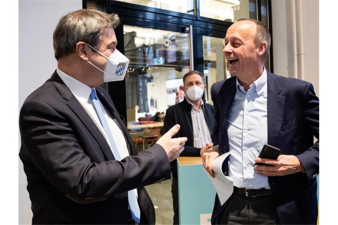Merz und Söder beschwören neue Gemeinsamkeit CSU-Chef Markus Söder (l) und CDU-Chef Friedrich Merz treffen sich im Bundestag. Foto: Bernd von Jutrczenka/dpa