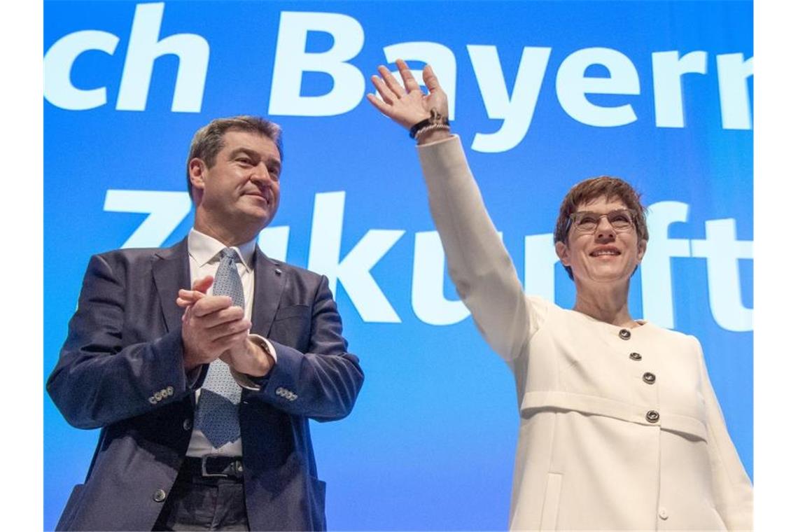 CSU-Chef Markus Söder und CSU-Chefin Annegret Kramp-Karrenbauer beim CSU-Parteitag in München. Foto: Peter Kneffel/dpa