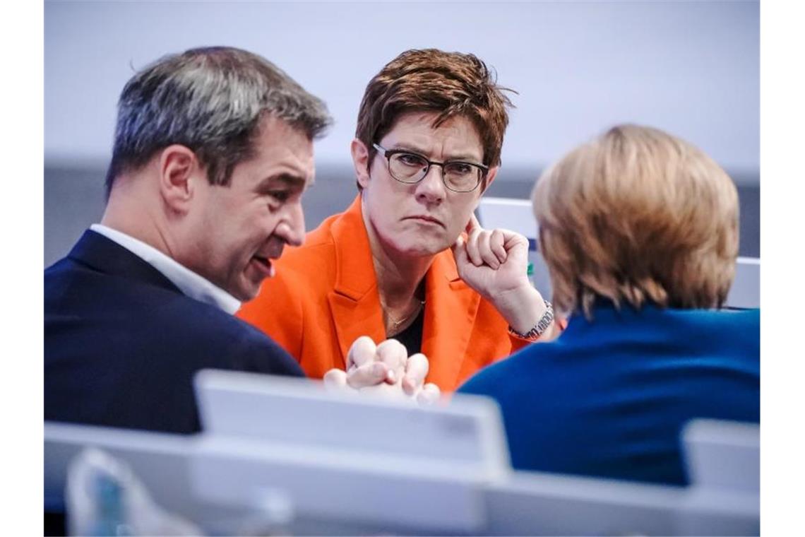 CSU-Chef Markus Söder zusammen mit Annegret Kramp-Karrenbauer und Bundeskanzlerin Angela Merkel. Foto: Michael Kappeler/dpa
