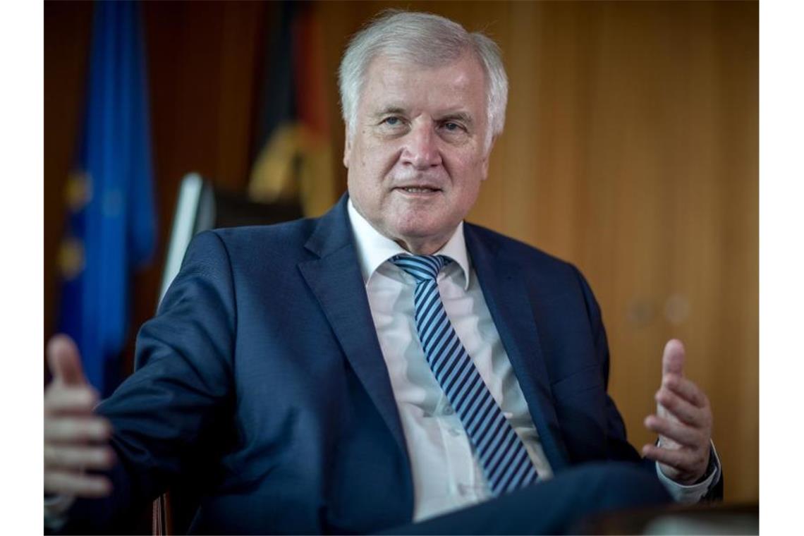 CSU-Minister Horst Seehofer muss sich mit einer Klage der AfD auseinandersetzen. Foto: Michael Kappeler/dpa