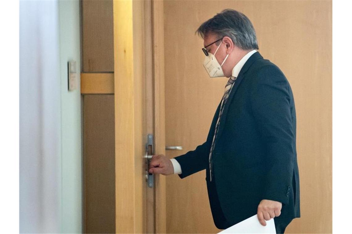 CSU-Politiker Georg Nüßlein schweigt bislang zu den Korruptionsvorwürfen - sein Anwalt lässt mitteilen, dass sein Mandant die Beschuldigungen für nicht begründet halte. Foto: Bernd von Jutrczenka/dpa