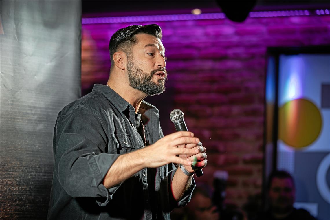 Cüneyt Akan ist für den erkrankten Jakob Friedrich eingesprungen und hat im Merlin von der ersten Minute an das Publikum miteinbezogen. Fotos: Alexander Becher