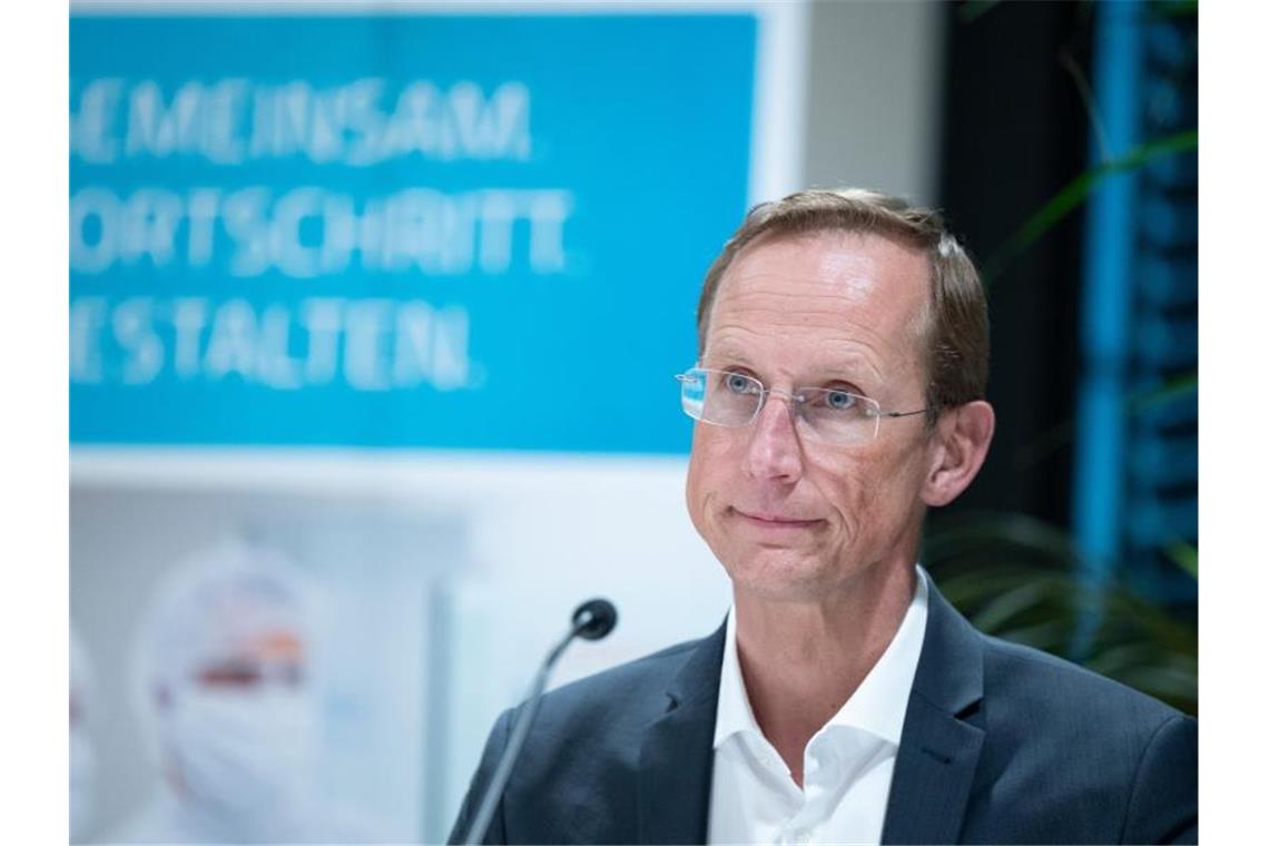 Um Impfstoff-Hoffnungsträger Curevac ist es still geworden Curevac-Vorstandschef Franz-Werner Haas nimmt an einer Pressekonferenz teil. Foto: Bernd Weissbrod/dpa/Archivbild
