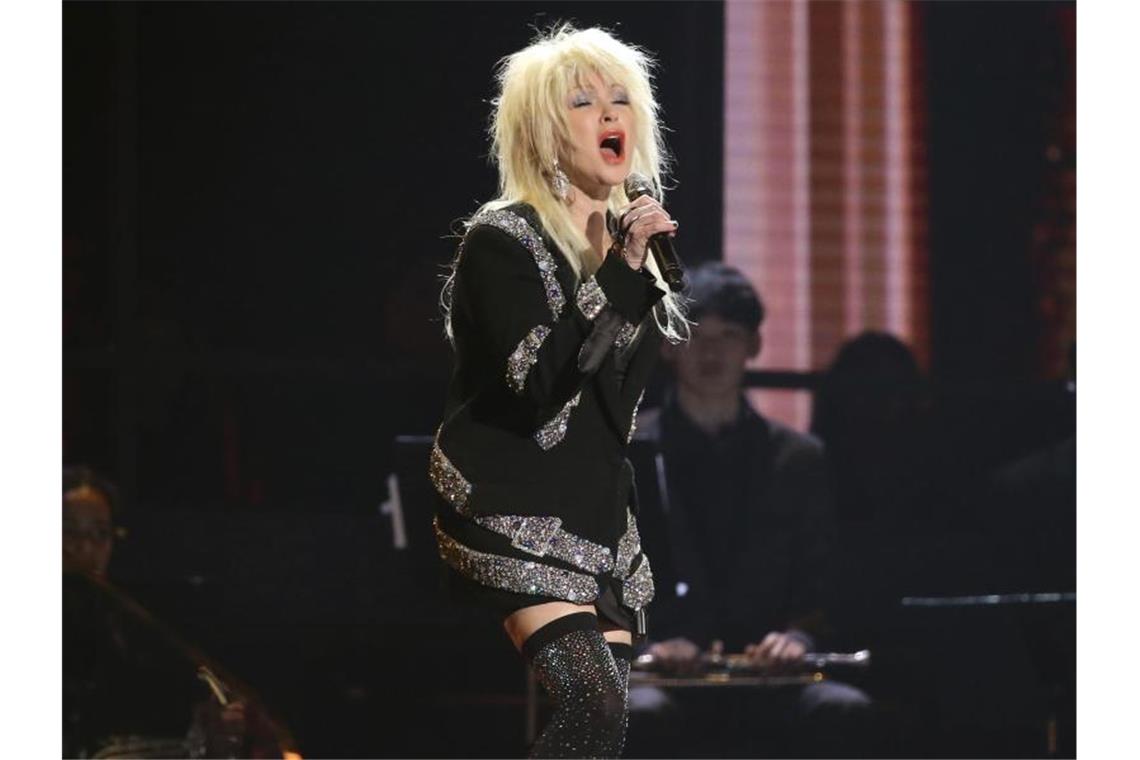 Billie Eilish räumt bei Grammys ab - Gedenken an Kobe Bryant Cyndi Lauper tritt während der Grammys auf. Foto: Matt Sayles/Invision/AP/dpa