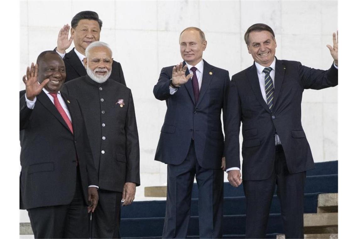 Brics-Gruppe kritisiert Protektionismus Cyril Ramaphosa (l-r), Präsident von Südafrika, Xi Jingping, Präsident von China, Narendra Modi, Premierminister von Indien, Wladimir Putin, Präsident von Russland, und Jair Bolsonaro, Präsident von Brasilien, winken auf dem BRICS-Gipfel Fotografen zu. Foto: Pavel Golovkin/AP Pool/dpa
