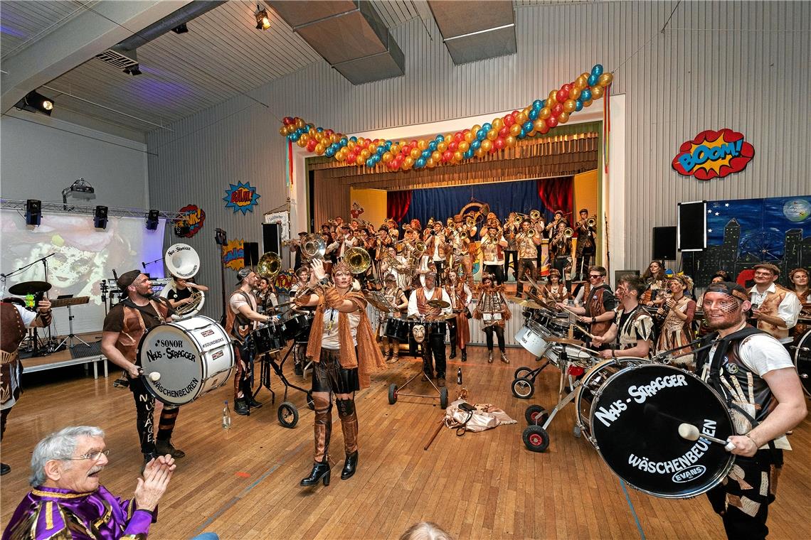 Heiße Auftritte und tolle Stimmung Da bebt die Halle: Die Naus-Stragger aus Wäschenbeuren hauen auf die Pauke. Fotos: J. Fiedler