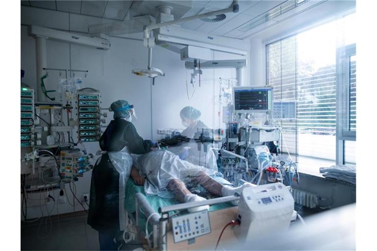 Da durch Corona-Patienten ein höherer Bedarf an Intensivbetreuung erwartet wird, gibt es drastische Forderungen. Foto: Fabian Strauch/dpa