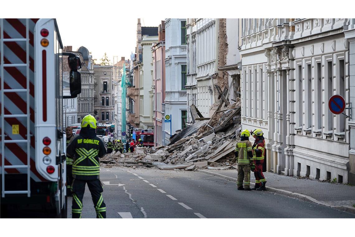 Da durch das Gasleck, Gas austrete, müssten die Einsatzkräfte sehr vorsichtig vorgehen, hieß es in der Nacht.