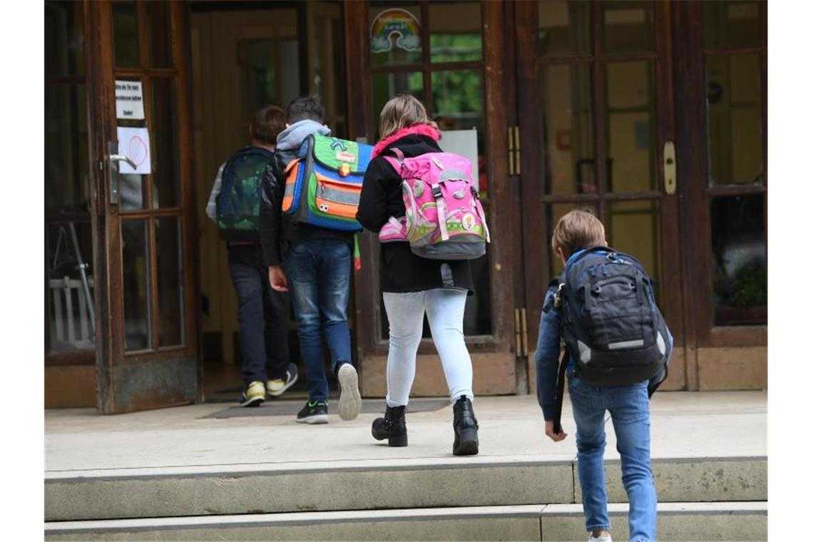 Da es keine einheitliche Regelung für die Öffnung gibt, könnten Länder die Schulen teilweise im Februar wieder öffnen. Foto: Arne Dedert/dpa