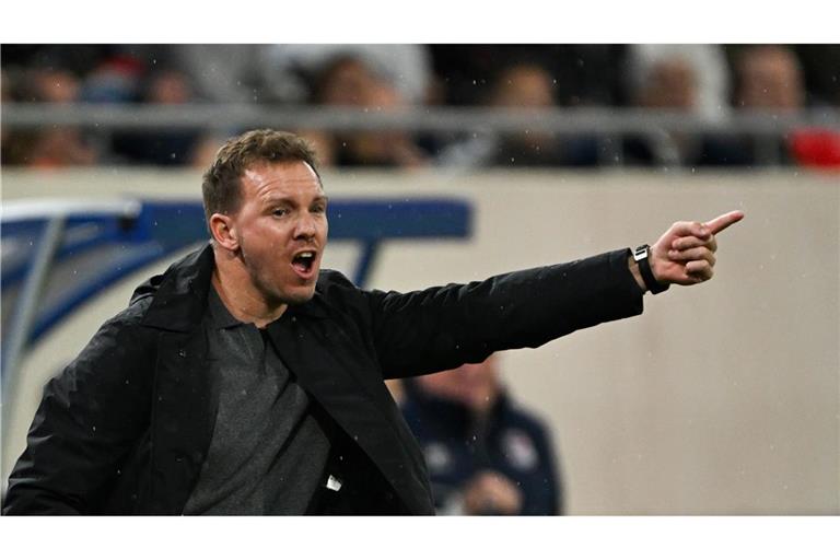 Da geht es lang. Julian Nagelsmann gibt Anweisungen.