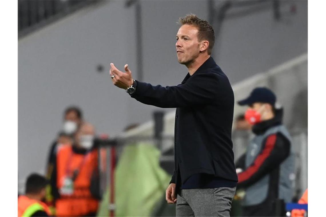 Da geht's lang: Bayern-Coach Julian Nagelsmann gibt die Richtung vor. Foto: Sven Hoppe/dpa